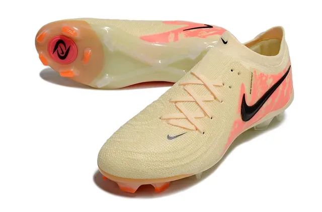 Chuteiras de futebol Nike Gripknit Beige Orange com upper de knit, solado translúcido e superfície firm-ground 4