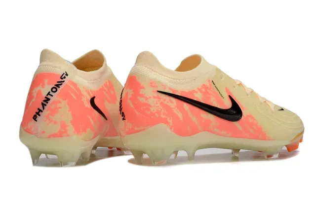 Chuteiras de futebol Nike Gripknit Beige Orange com upper de knit, solado translúcido e superfície firm-ground 5