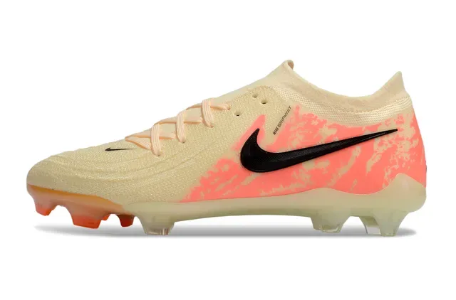 Chuteiras de futebol Nike Gripknit Beige Orange com upper de knit, solado translúcido e superfície firm-ground 7