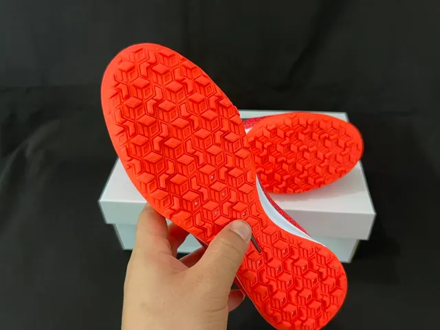 Nike chaussures de football indoor orange et noir avec upper en synthétique moulé et superposition de motif de vague texturé 2
