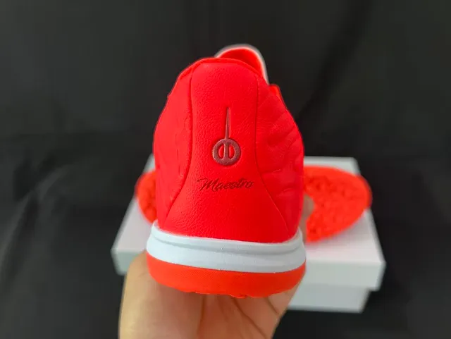 Nike chaussures de football indoor orange et noir avec upper en synthétique moulé et superposition de motif de vague texturé 3