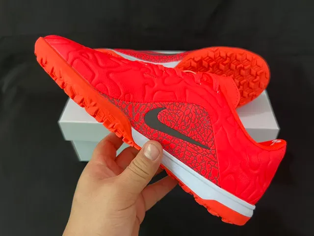 Nike chaussures de football indoor orange et noir avec upper en synthétique moulé et superposition de motif de vague texturé 4