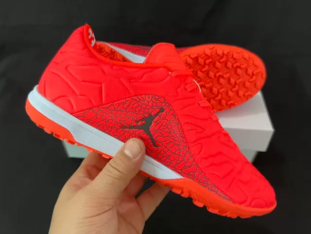 Nike chaussures de football indoor orange et noir avec upper en synthétique moulé et superposition de motif de vague texturé 6