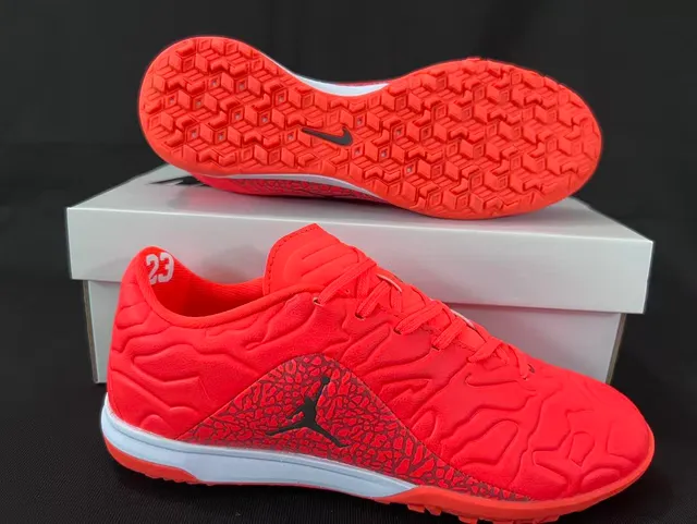Nike chaussures de football indoor orange et noir avec upper en synthétique moulé et superposition de motif de vague texturé 7