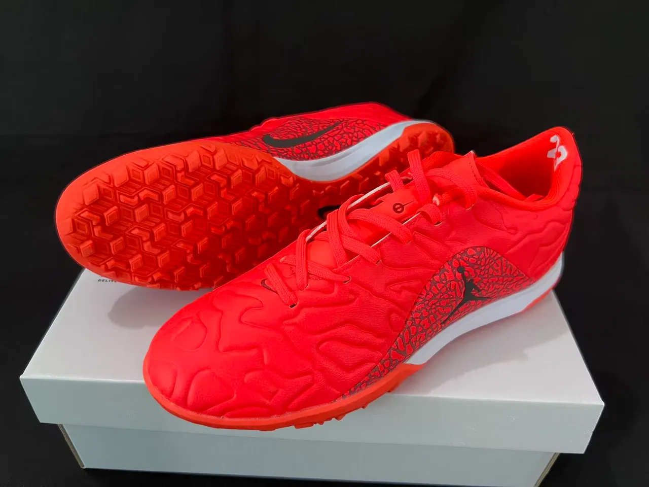 Nike chaussures de football indoor orange et noir avec upper en synthétique moulé et superposition de motif de vague texturé 9
