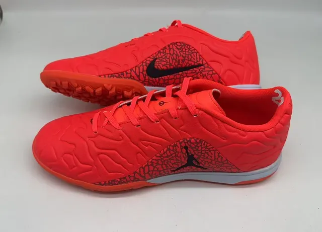 Nike chaussures de football indoor orange et noir avec upper en synthétique moulé et superposition de motif de vague texturé 10