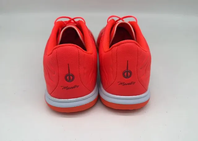 Nike chaussures de football indoor orange et noir avec upper en synthétique moulé et superposition de motif de vague texturé 11