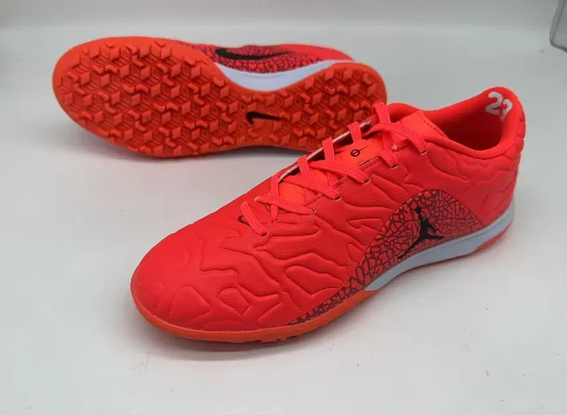 Nike chaussures de football indoor orange et noir avec upper en synthétique moulé et superposition de motif de vague texturé 13