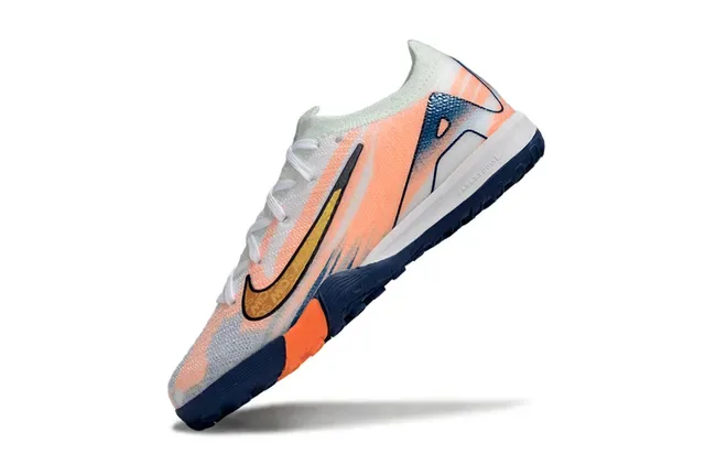 Chaussures de football Nike Orange Navy avec upper en knit et overlay d'impression graphique pour turf 4