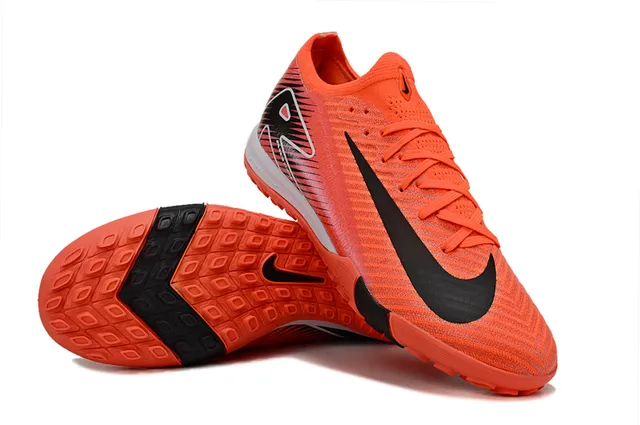 Nike Chaussures de football orange rose avec upper tricot et semelle turf 3