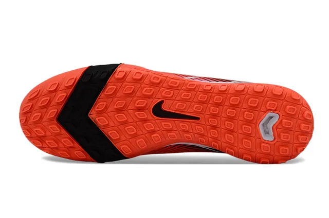 Nike Chaussures de football orange rose avec upper tricot et semelle turf 6
