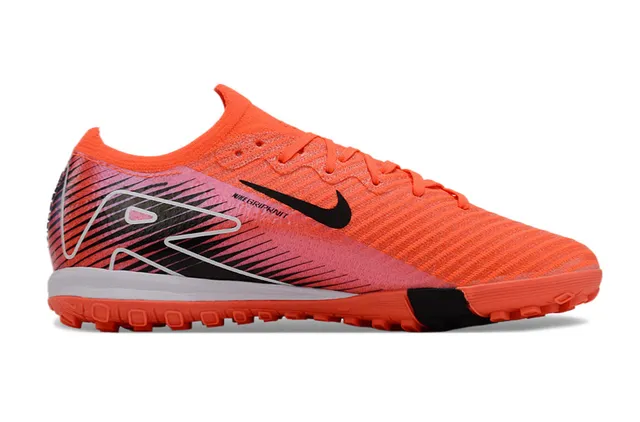 Nike Chaussures de football orange rose avec upper tricot et semelle turf 7