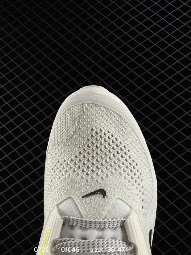 Nike Pegasus Premium Zapatos de correr blancos y verdes con upper de malla y unidad Air Zoom visible 2