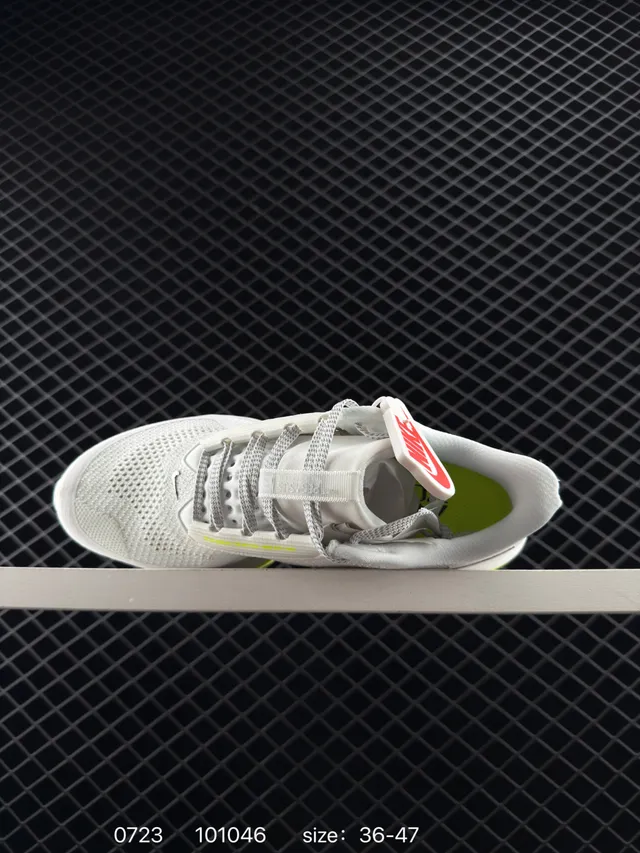 Nike Pegasus Premium Zapatos de correr blancos y verdes con upper de malla y unidad Air Zoom visible 4
