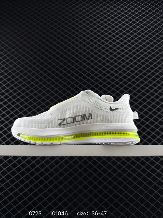 Nike Pegasus Premium Zapatos de correr blancos y verdes con upper de malla y unidad Air Zoom visible 5