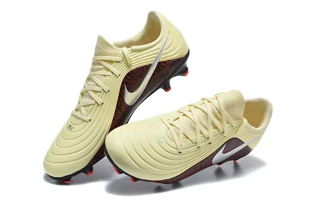Nike Phantom GT Beige Red Chaussures de football à lacets, coupe basse, upper synthétique texturé pour terrain ferme 2