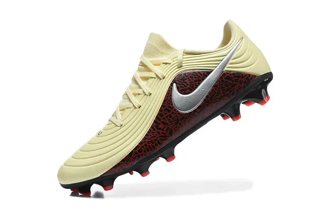 Nike Phantom GT Beige Red Chaussures de football à lacets, coupe basse, upper synthétique texturé pour terrain ferme 3