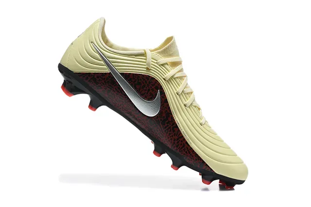 Nike Phantom GT Beige Red Chaussures de football à lacets, coupe basse, upper synthétique texturé pour terrain ferme 4
