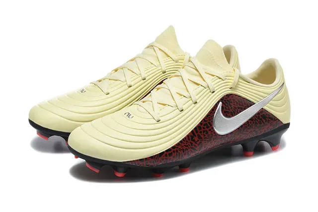 Nike Phantom GT Beige Red Chaussures de football à lacets, coupe basse, upper synthétique texturé pour terrain ferme 8