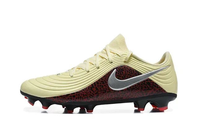 Nike Phantom GT Beige Red Chaussures de football à lacets, coupe basse, upper synthétique texturé pour terrain ferme 10