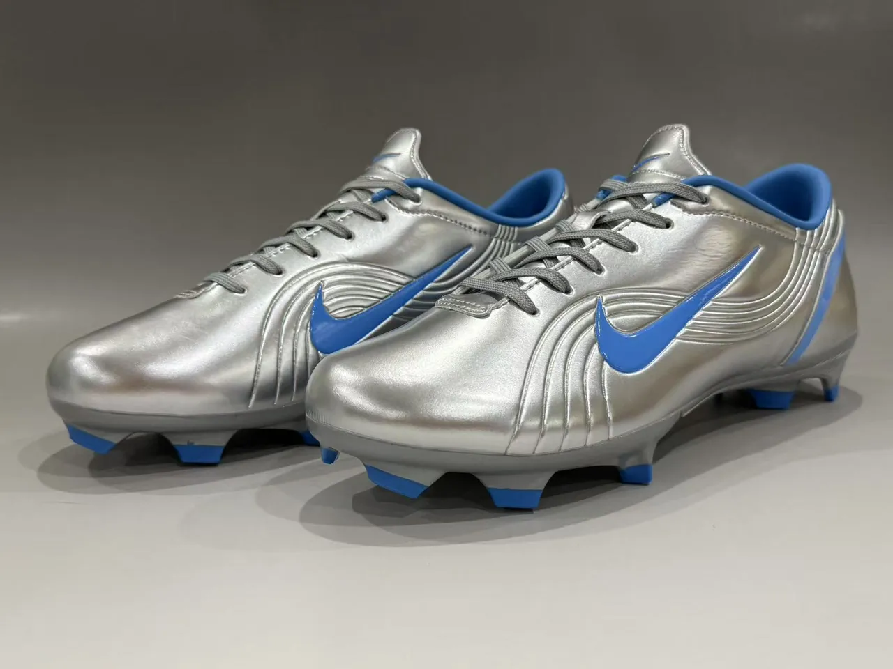 Nike Phantom GT Silver and Blue Firm-Ground Soccer Shoes 4