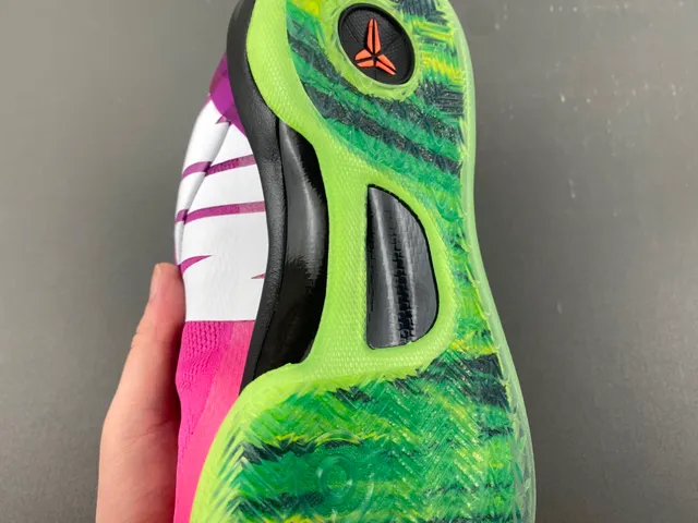 Nike Pink Green Low-Cut Knit Upper Asymmetrical Lacing Basketball Shoes 10