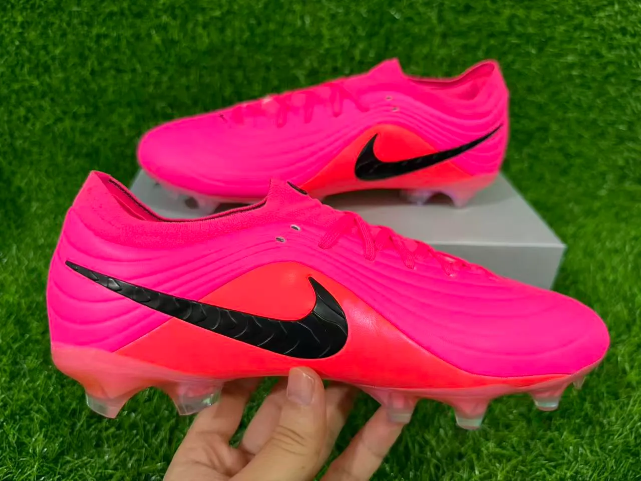 Nike Pink Orange Low-Cut Synthetic Upper Ribbed Texture Firm-Ground Soccer Shoes 3