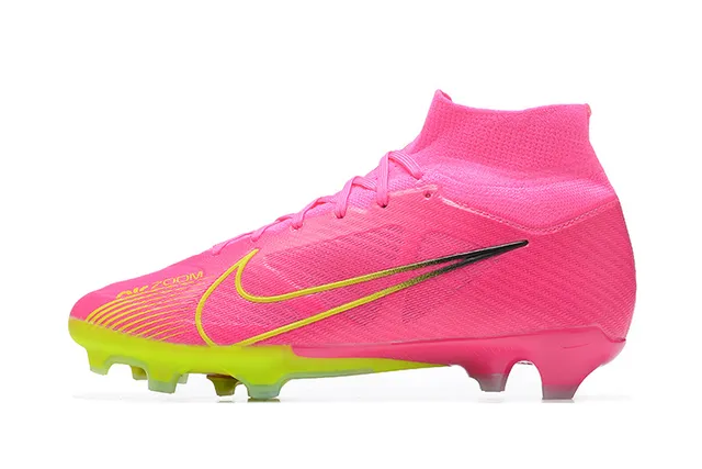 Nike Botas de fútbol rosa y amarillo de alto corte en knit con cordones asimétricos para terreno firme 10