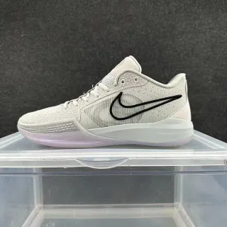Nike Sabrina सफेद काला इंजीनियर मेश अपर Swoosh अकेंट बास्केटबॉल शूज