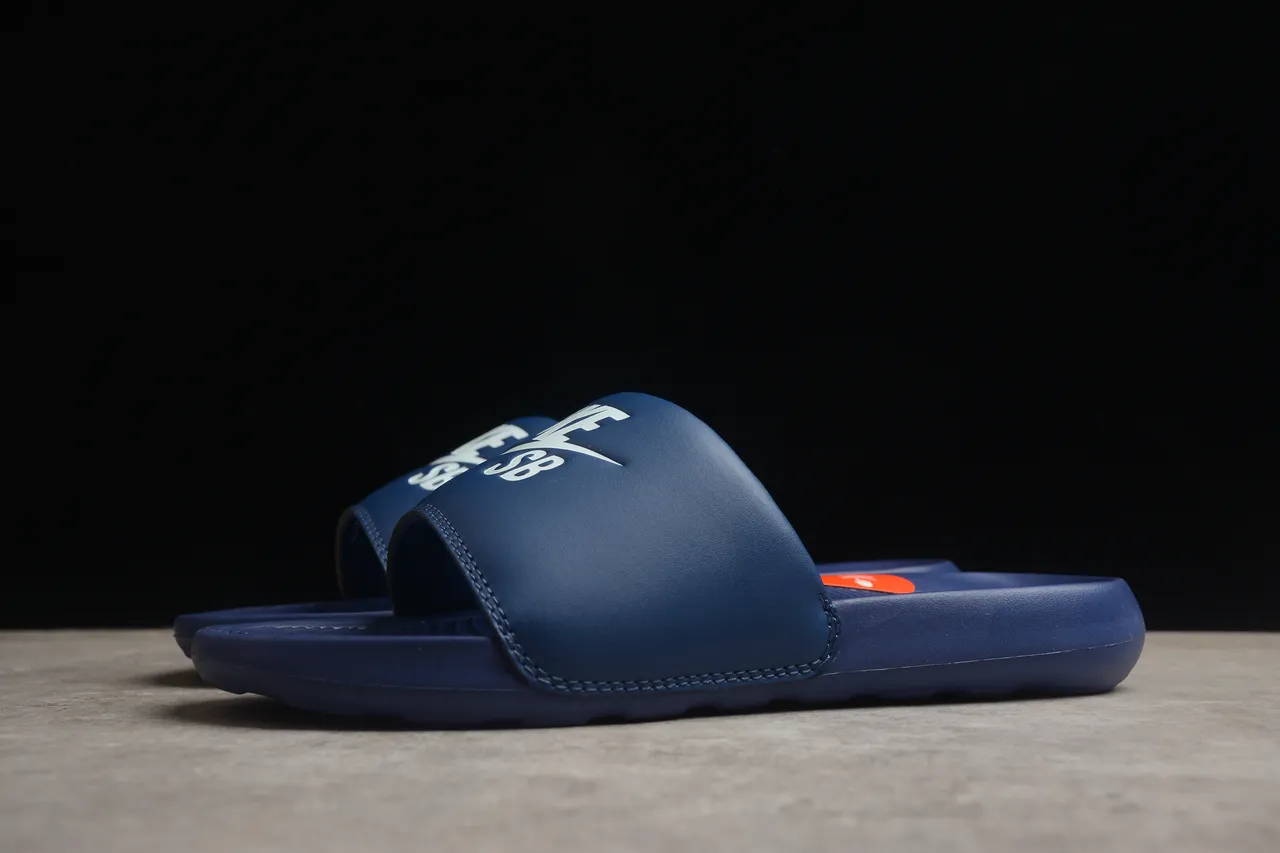 Nike SB Koston Slide أزرق بحري نعال 12