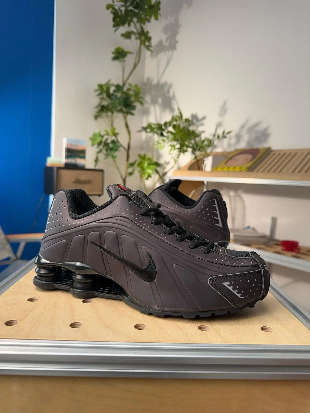 Nike Shox Marrom Preto Amortecido Talão Perfurado Sintético Superior Tênis Lifestyle 2