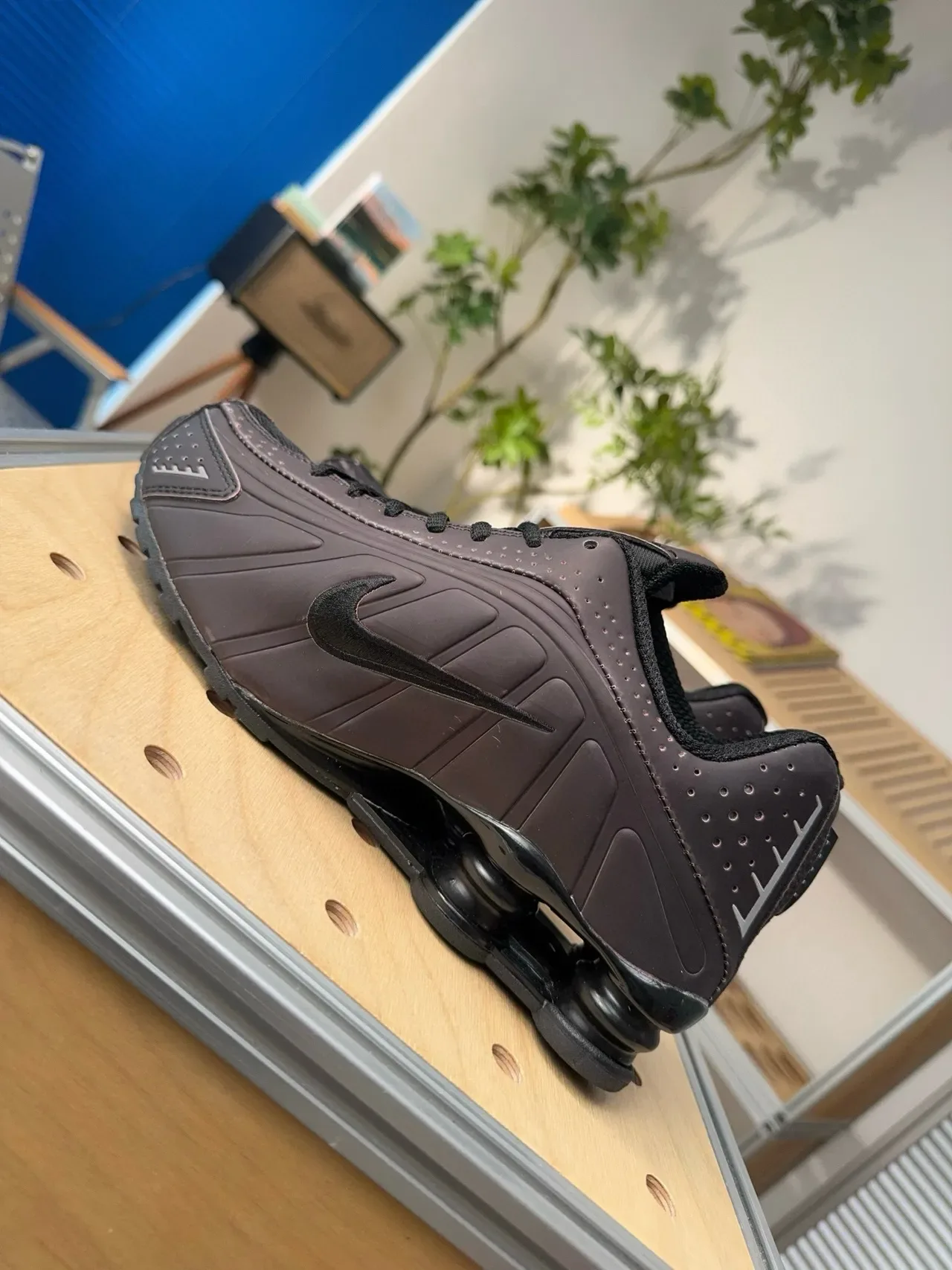 Nike Shox Marrom Preto Amortecido Talão Perfurado Sintético Superior Tênis Lifestyle 4