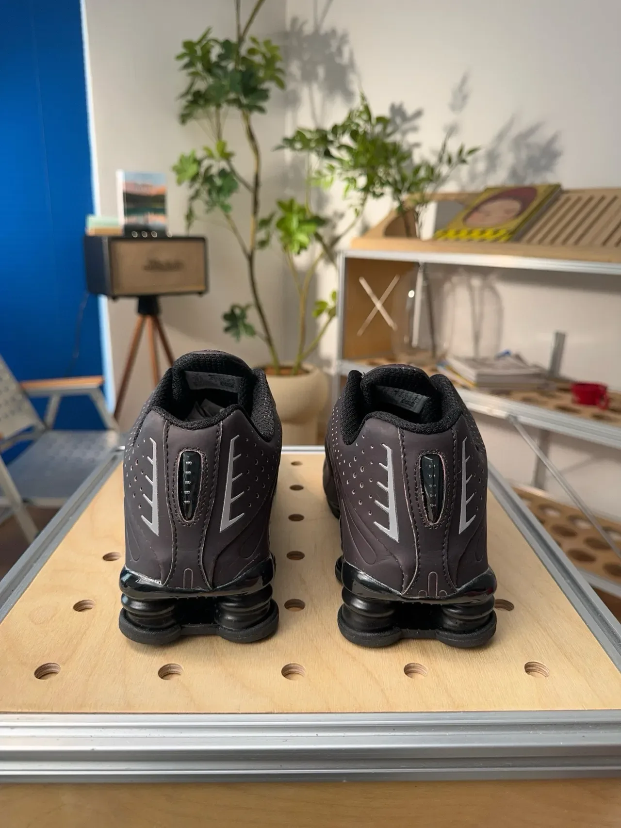 Nike Shox Marrom Preto Amortecido Talão Perfurado Sintético Superior Tênis Lifestyle 6