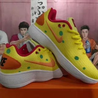 Nike SpongeBob SquarePants पीला नारंगी बुनाई ऊपरी पॉल्का डॉट पैटर्न लाइफस्टाइल स्नीकर