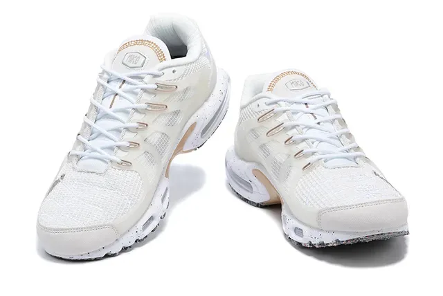 Nike حذاء رياضي أبيض بيج علوي شبكي مرئي كوشنينج هواء سميك 3