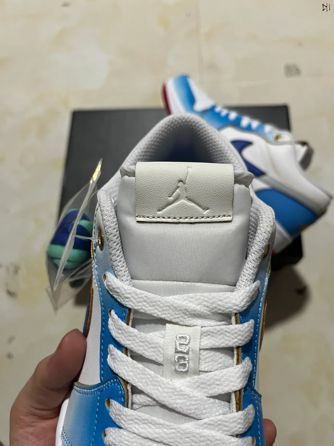 Nike White Blue Low-Top Silhouette Leather And Synthetic Paneling Lifestyle Sneakers 4