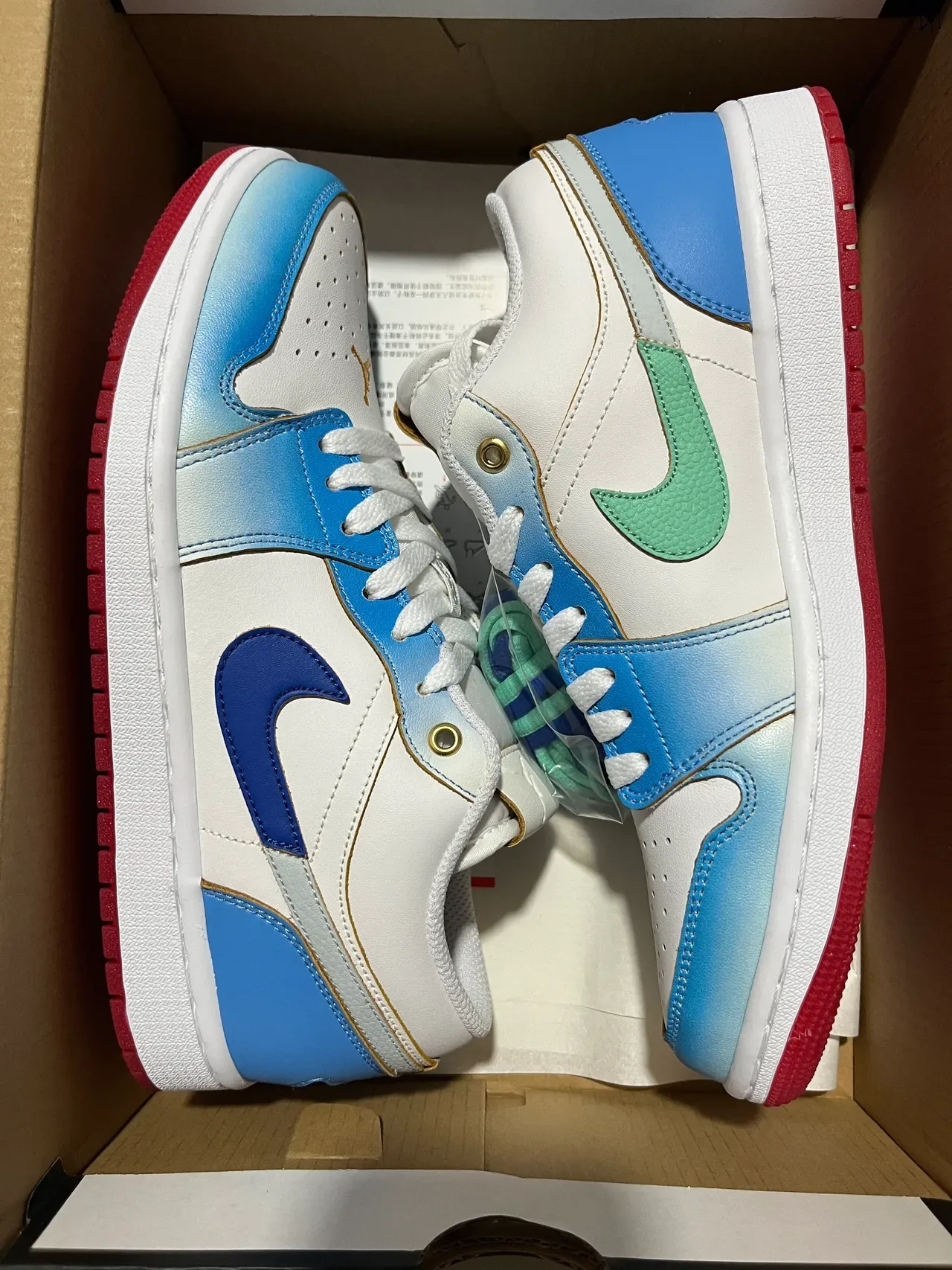 Nike White Blue Low-Top Silhouette Leather And Synthetic Paneling Lifestyle Sneakers 10