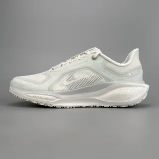 Nike Zapatos de correr blanco y gris con upper de malla engineered y superposiciones sintéticas