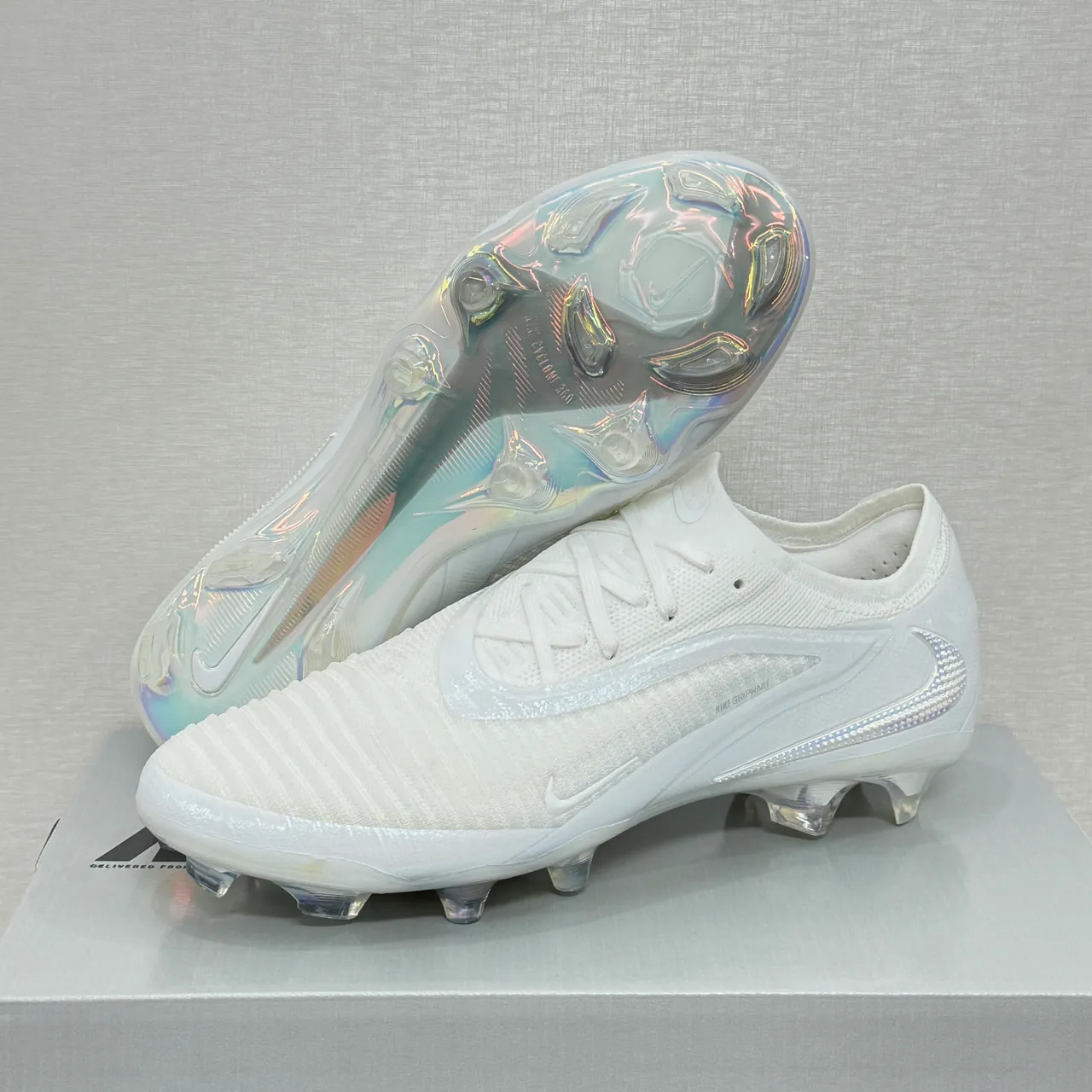 Nike Chaussures de football blanches iridiscentes en tricot pour terrain ferme 8