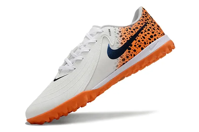 Zapatillas de fútbol Nike low-cut blancas y naranjas upper sintético panel de talón speckled para turf 3