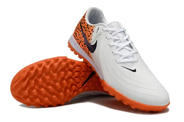 Zapatillas de fútbol Nike low-cut blancas y naranjas upper sintético panel de talón speckled para turf 4