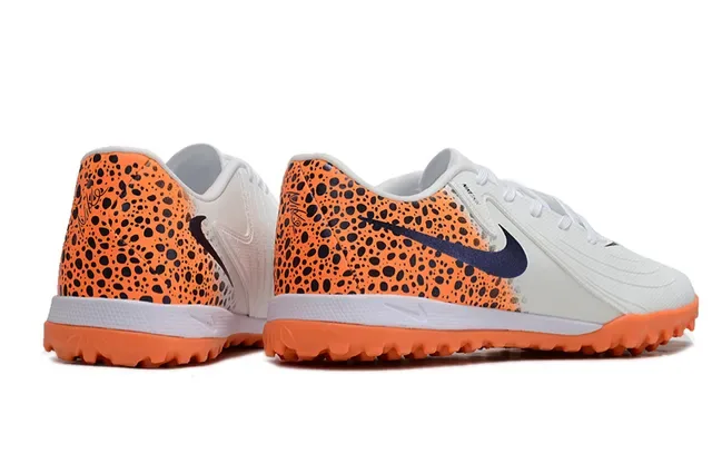Zapatillas de fútbol Nike low-cut blancas y naranjas upper sintético panel de talón speckled para turf 5