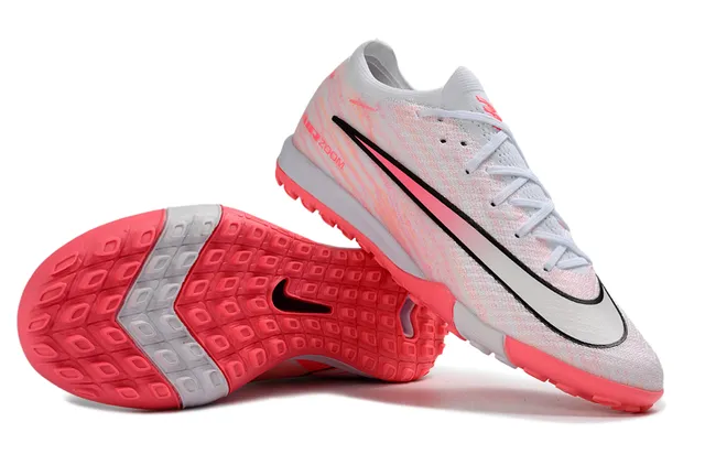 Nike Haut en maille blanc et rose Détails de rayures dégradées Chaussures de football Turf 4