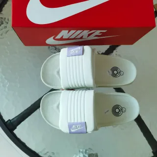 Nike सफेद बैंगनी कटरीया पट्टा मोल्डेड फुटबेड चप्पल
