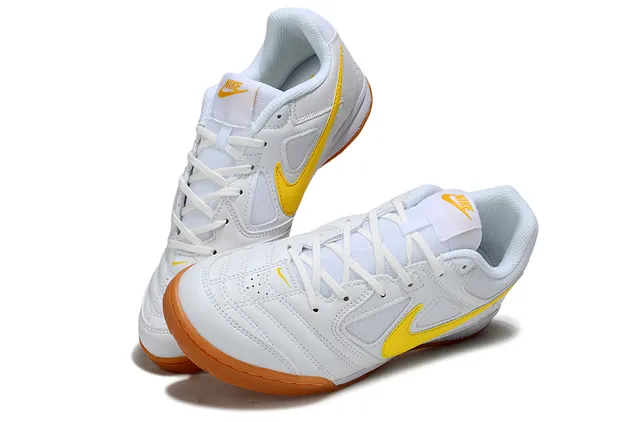 Nike Tênis de futebol indoor de couro sintético e malha superior branco e amarelo low-top 2
