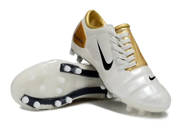 Nike Zoom Air أبيض وذهب أحذية كرة القدم للأرض الصلبة 4