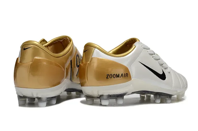 Nike Zoom Air أبيض وذهب أحذية كرة القدم للأرض الصلبة 5