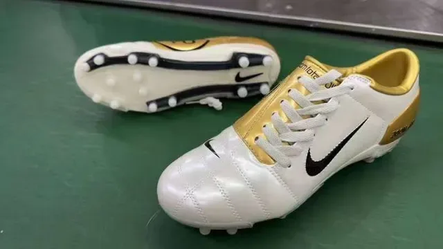 Nike Zoom Air أبيض وذهب أحذية كرة القدم للأرض الصلبة 8