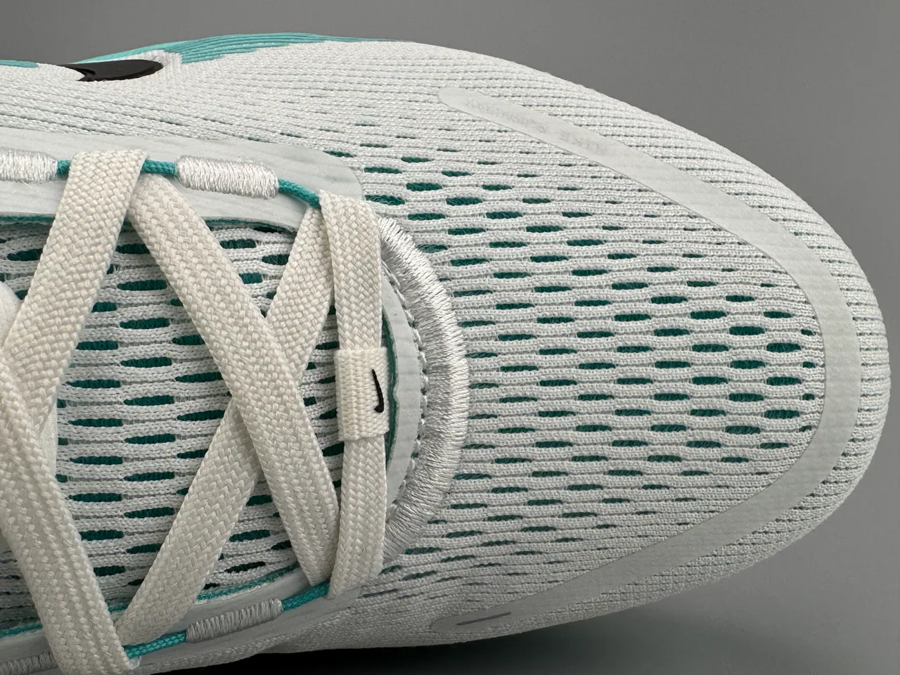 Nike ZoomX Invincible Run White Blue Engineered Knit Upper Full-Length Midsole Running Shoes 2