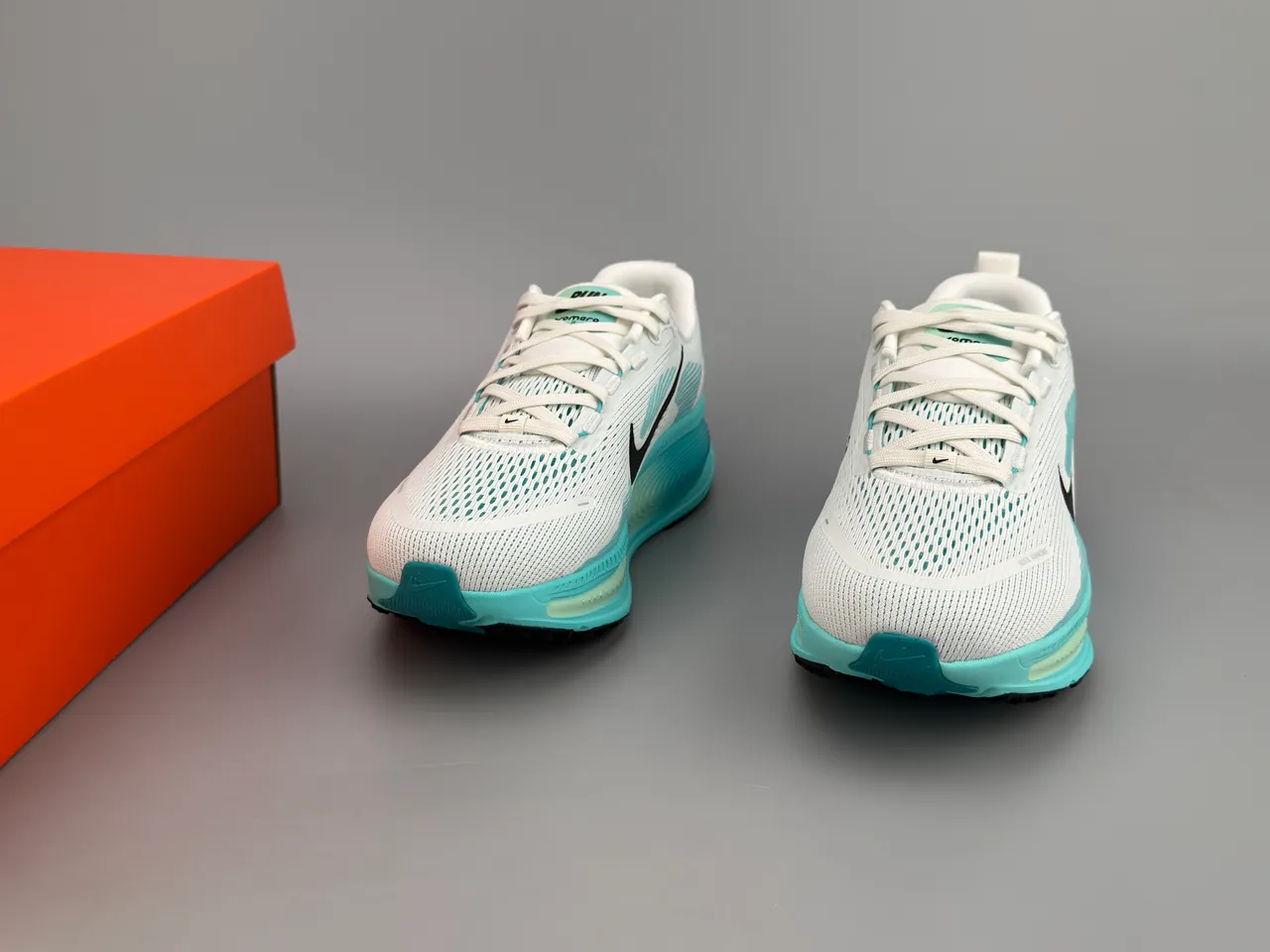 Nike ZoomX Invincible Run White Blue Engineered Knit Upper Full-Length Midsole Running Shoes 3